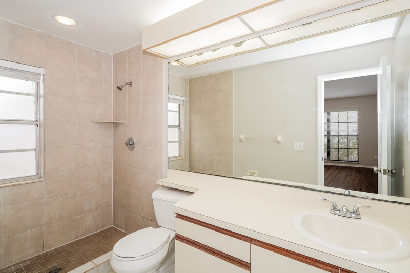 2,380/Mo, 5674 25th Street Cir E Bradenton, FL 34203 Main Bathroom View