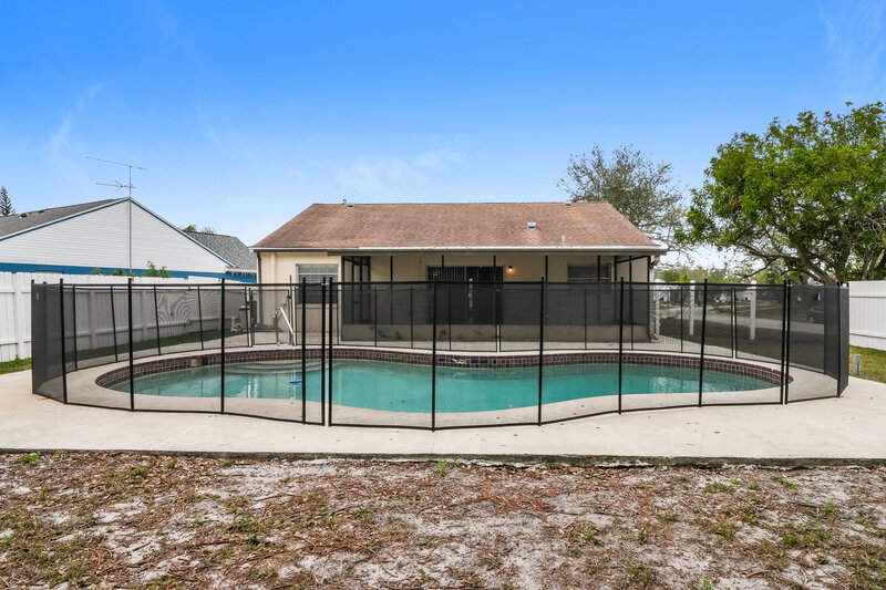 2,380/Mo, 5674 25th Street Cir E Bradenton, FL 34203 Rear View
