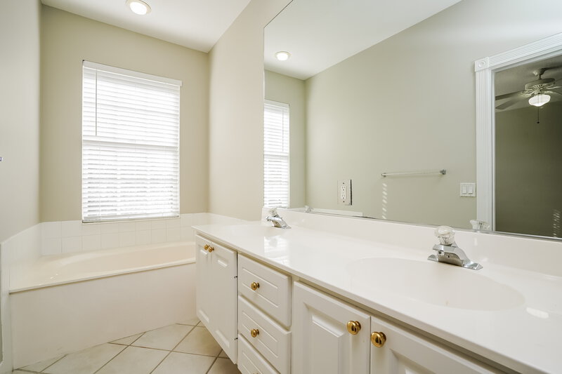 2,435/Mo, 5745 Cove Cir Naples, FL 34119 Main Bathroom View
