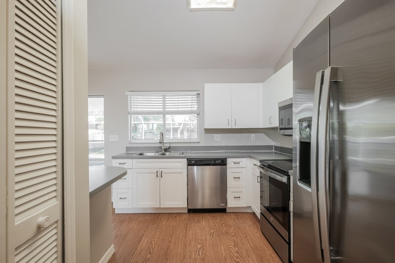 0/Mo, 3406 SW 14th Pl Cape Coral, FL 33914 Kitchen View 2