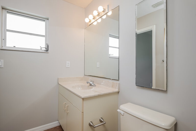 0/Mo, 3406 SW 14th Pl Cape Coral, FL 33914 Main Bathroom View