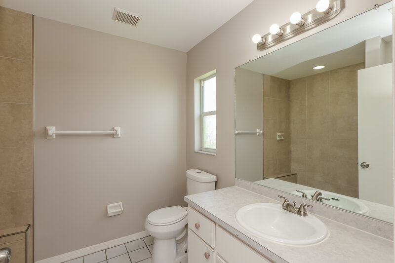 0/Mo, 3521 Santa Barbara Blvd Cape Coral, FL 33914 Main Bathroom View