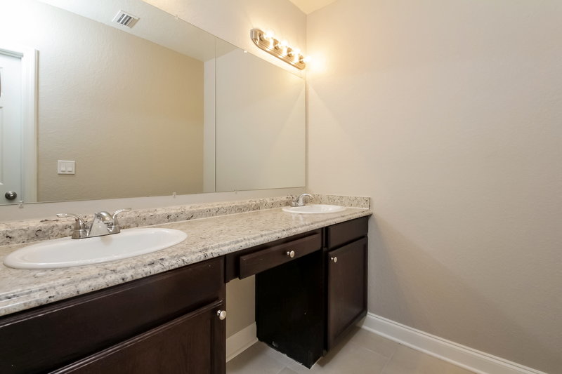 2,300/Mo, 804 68th Ave W Bradenton, FL 34207 Bathroomlarge View