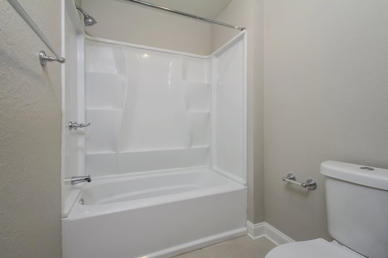 2,300/Mo, 804 68th Ave W Bradenton, FL 34207 Bathroomlarge View 2