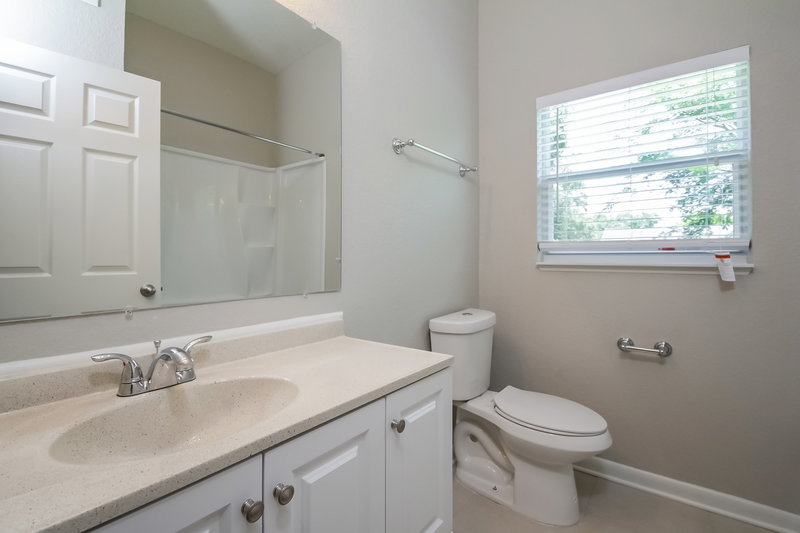 2,300/Mo, 804 68th Ave W Bradenton, FL 34207 Bathroomlarge View 3