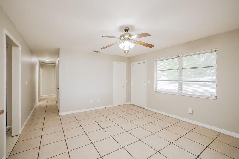2,425/Mo, 1020 Fontana St Naples, FL 34103 Living Room View 2