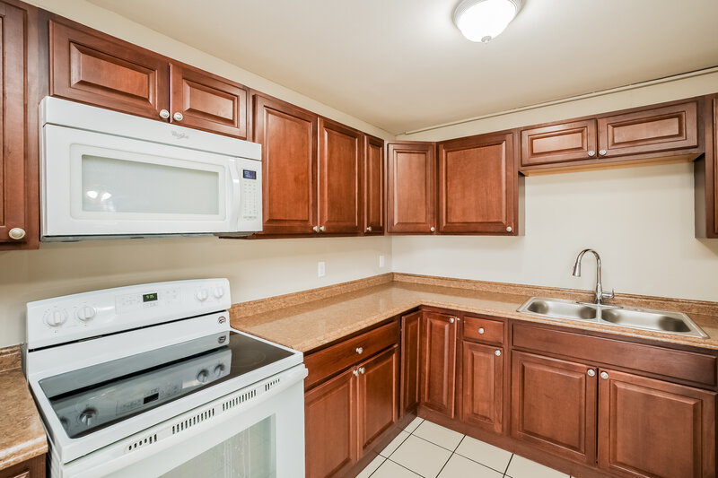 2,425/Mo, 1020 Fontana St Naples, FL 34103 Kitchen View