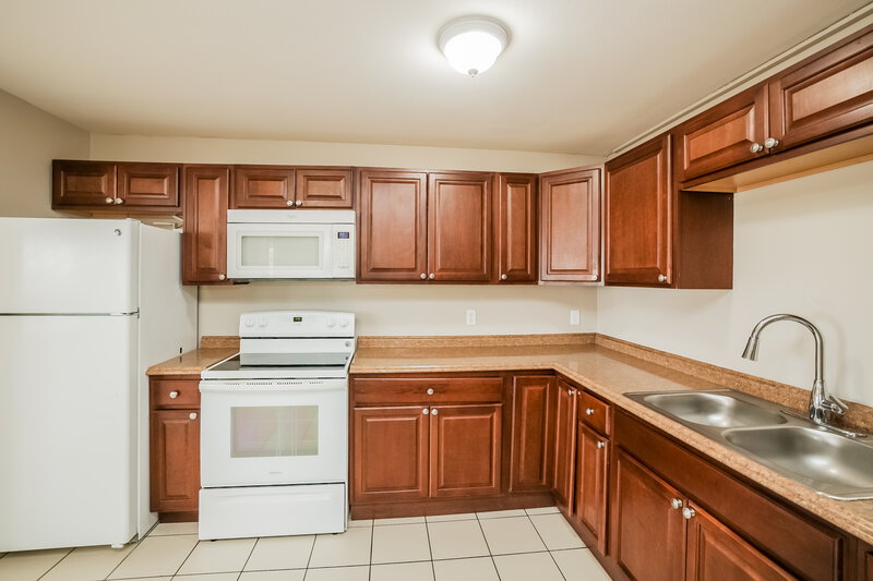 2,425/Mo, 1020 Fontana St Naples, FL 34103 Kitchen View 2