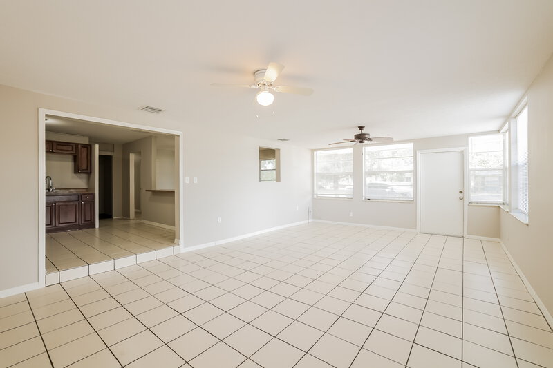 2,425/Mo, 1020 Fontana St Naples, FL 34103 Family Room View