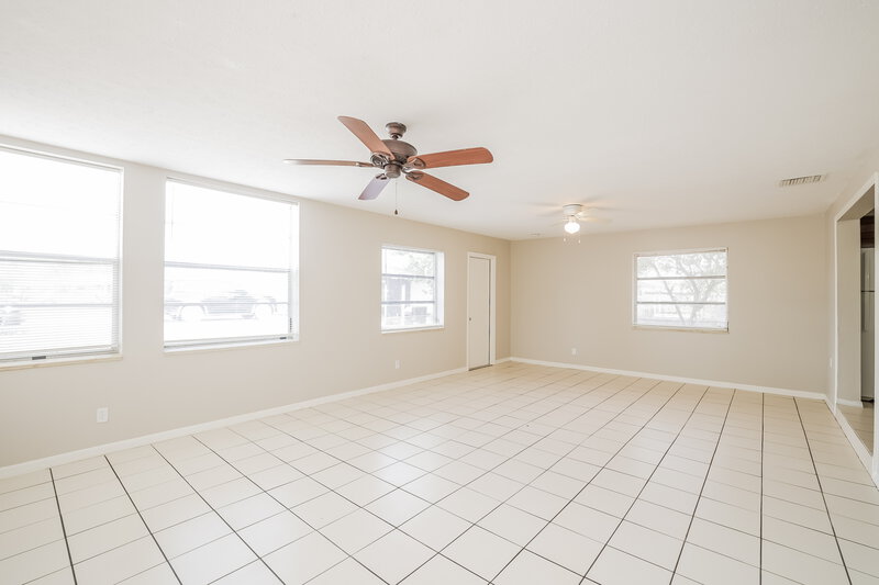 2,425/Mo, 1020 Fontana St Naples, FL 34103 Family Room View 2