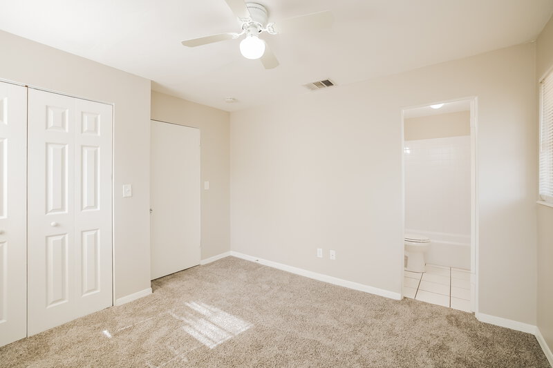 2,425/Mo, 1020 Fontana St Naples, FL 34103 Main Bedroom View