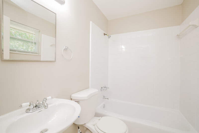 2,425/Mo, 1020 Fontana St Naples, FL 34103 Main Bathroom View