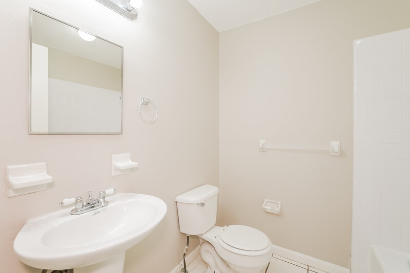 2,425/Mo, 1020 Fontana St Naples, FL 34103 Bathroom View
