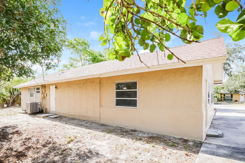 2,425/Mo, 1020 Fontana St Naples, FL 34103 Rear View