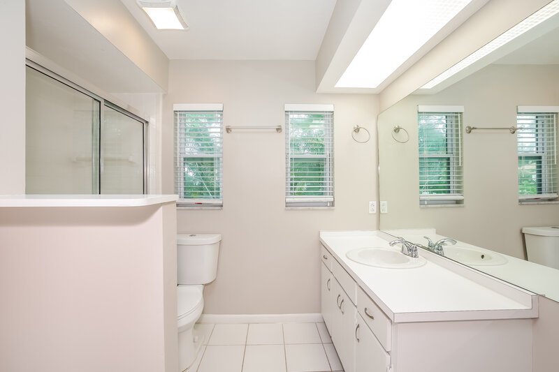 2,355/Mo, 349 Bay Meadows Dr Naples, FL 34113 Main Bathroom View