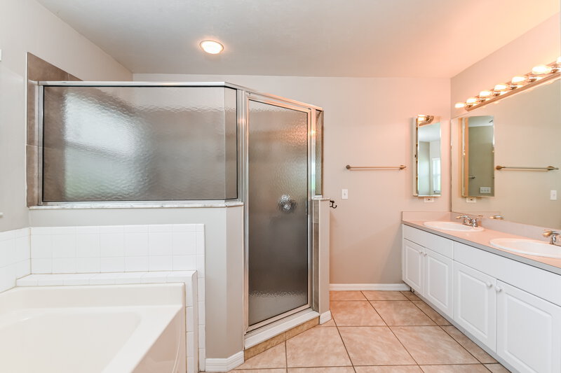 2,435/Mo, 3421 SW 26th Ave Cape Coral, FL 33914 Main Bathroom View