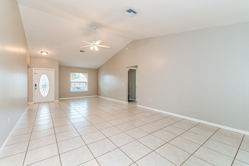 1,920/Mo, 401 SE 18th St Cape Coral, FL 33990 Living Room View 2