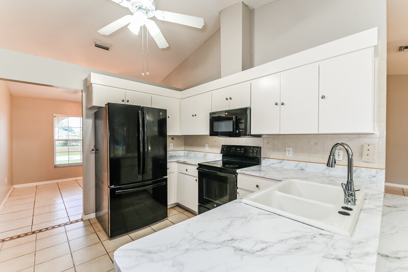 1,920/Mo, 401 SE 18th St Cape Coral, FL 33990 Kitchen View