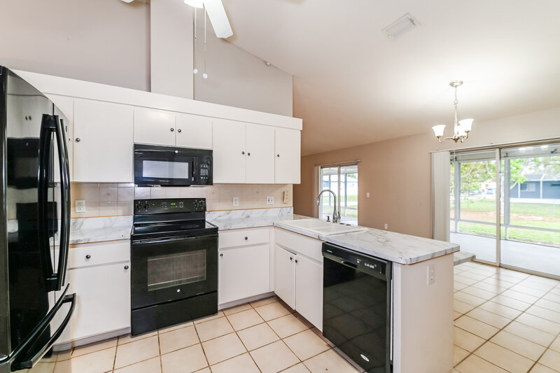 1,920/Mo, 401 SE 18th St Cape Coral, FL 33990 Kitchen View 2