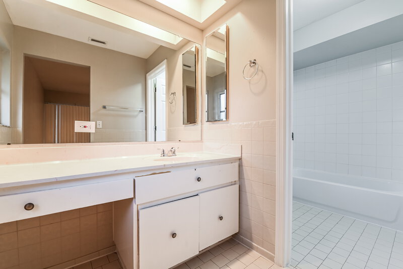 1,920/Mo, 401 SE 18th St Cape Coral, FL 33990 Main Bathroom View