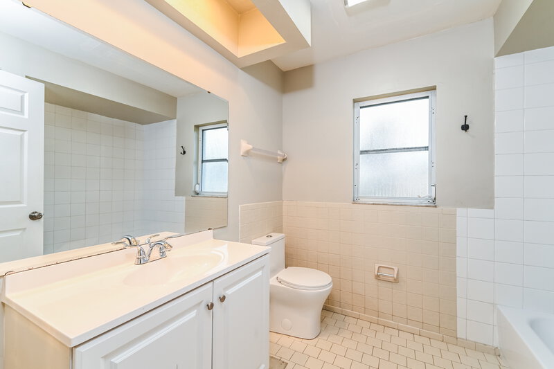 1,920/Mo, 401 SE 18th St Cape Coral, FL 33990 Bathroom View