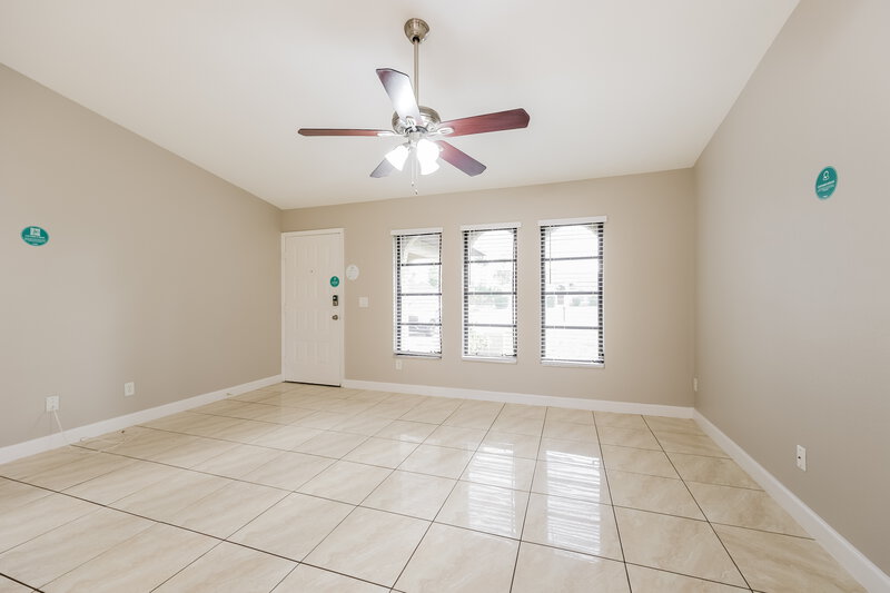 2,910/Mo, 909 SW 9th Ave Cape Coral, FL 33991 Living Room View 2