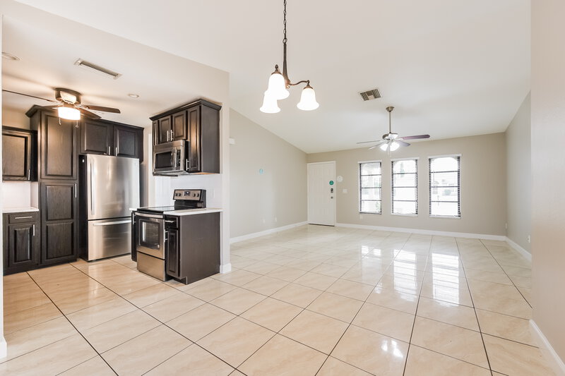 2,910/Mo, 909 SW 9th Ave Cape Coral, FL 33991 Dining Room View 2