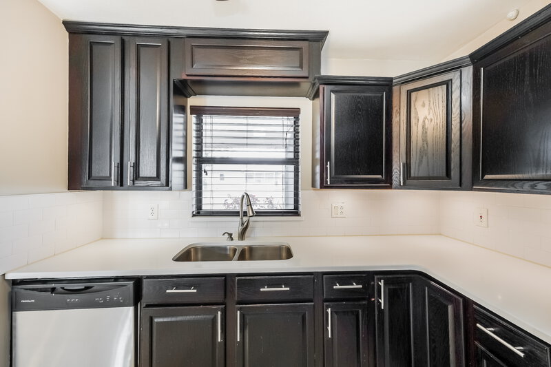 2,910/Mo, 909 SW 9th Ave Cape Coral, FL 33991 Kitchen View