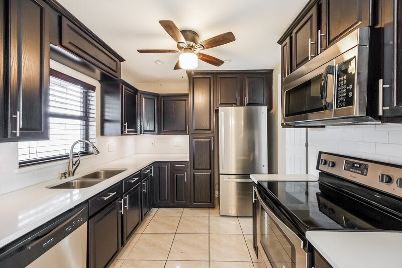 2,910/Mo, 909 SW 9th Ave Cape Coral, FL 33991 Kitchen View 2