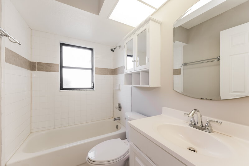 2,910/Mo, 909 SW 9th Ave Cape Coral, FL 33991 Bathroom View