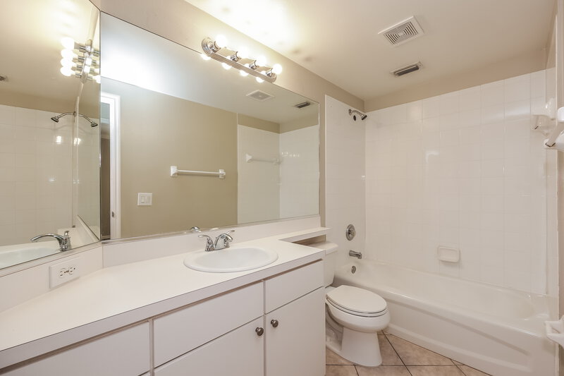 3,980/Mo, 304 Fareham Dr Venice, FL 34293 Bathroom View