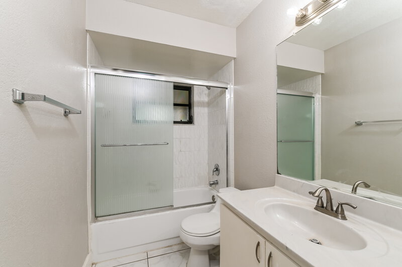1,780/Mo, 4510 SW 7th Ave Cape Coral, FL 33914 Bathroom View