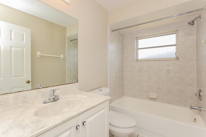 1,840/Mo, 2210 SE 15th St Cape Coral, FL 33990 Bathroom View