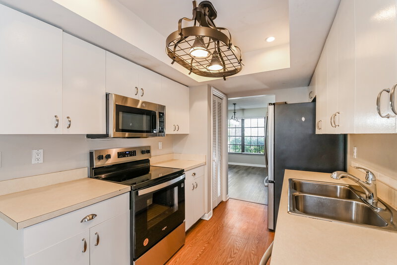 2,000/Mo, 1210 SE 36th Ter Cape Coral, FL 33904 Kitchen View