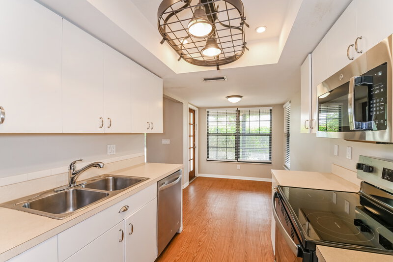 2,000/Mo, 1210 SE 36th Ter Cape Coral, FL 33904 Kitchen View 2