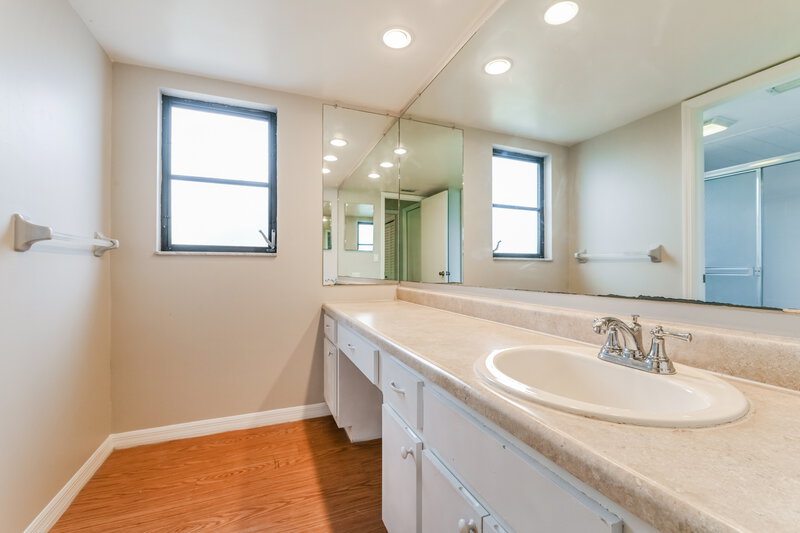 2,000/Mo, 1210 SE 36th Ter Cape Coral, FL 33904 Main Bathroom View