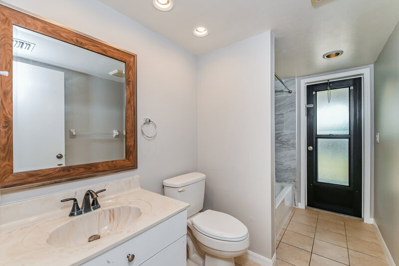 2,000/Mo, 1210 SE 36th Ter Cape Coral, FL 33904 Bathroom View