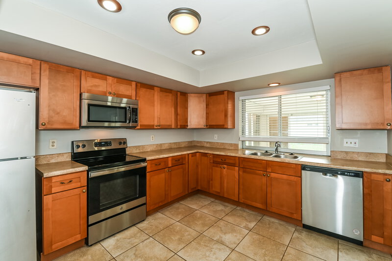 1,860/Mo, 1318 Everest Pkwy Cape Coral, FL 33904 Kitchen View 2