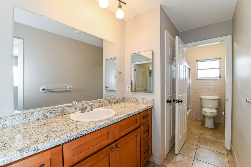 1,860/Mo, 1318 Everest Pkwy Cape Coral, FL 33904 Main Bathroom View