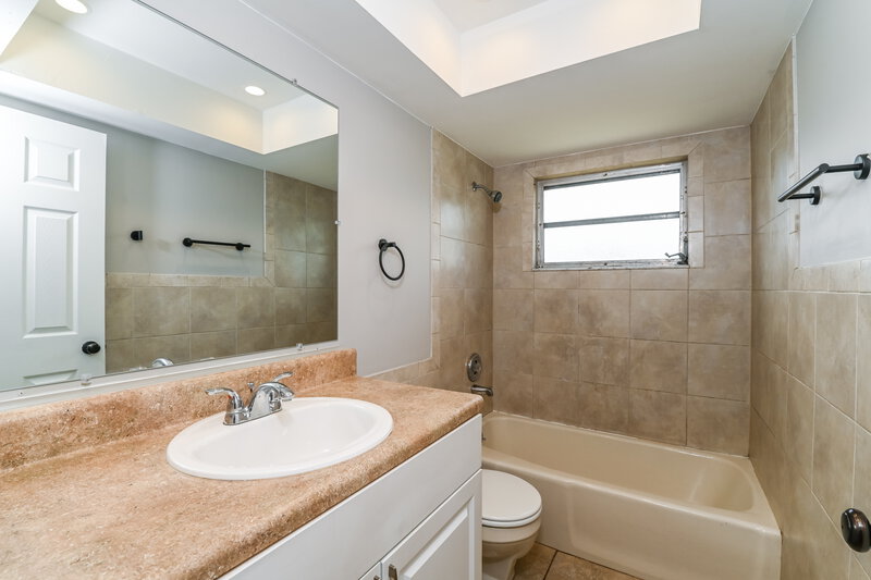 1,860/Mo, 1318 Everest Pkwy Cape Coral, FL 33904 Bathroom View