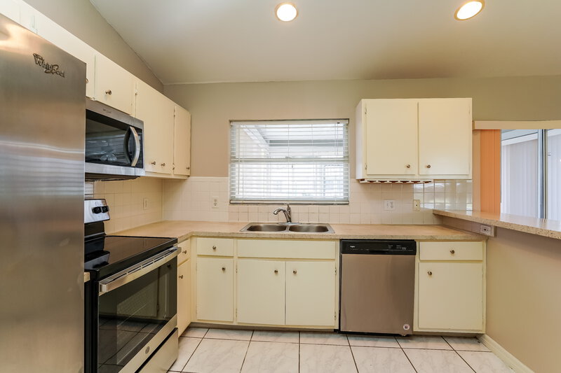 1,920/Mo, 142 SE 11th Ter Cape Coral, FL 33990 Kitchen View