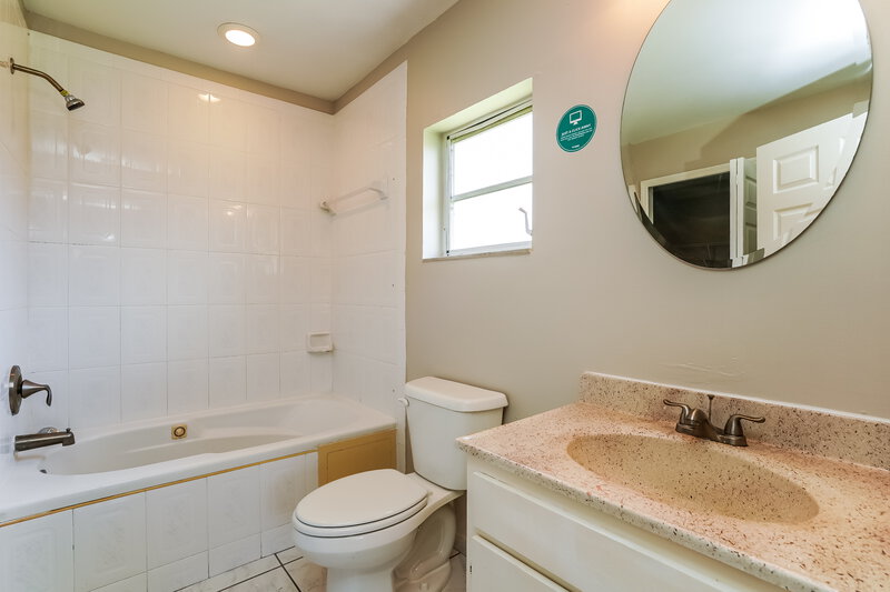 1,920/Mo, 142 SE 11th Ter Cape Coral, FL 33990 Main Bathroom View
