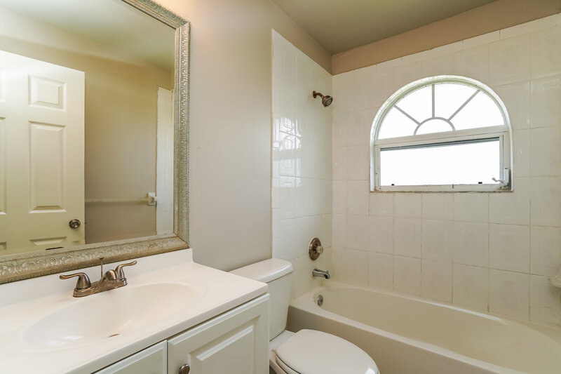 1,920/Mo, 142 SE 11th Ter Cape Coral, FL 33990 Bathroom View