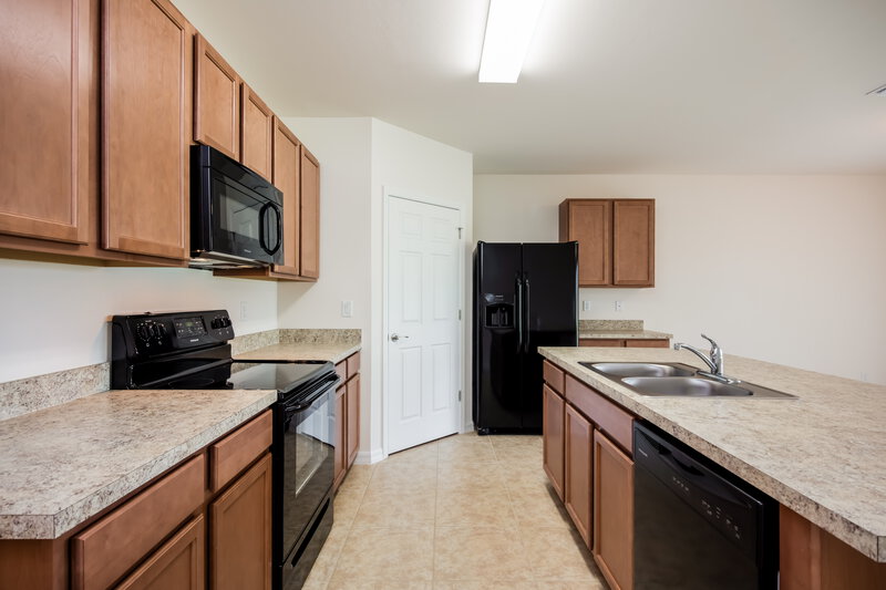 3,575/Mo, 1514 SW 19th Ave Cape Coral, FL 33914 Kitchen View 2