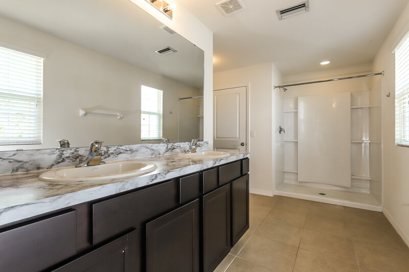 2,700/Mo, 15122 Agave Grove Pl Bradenton, FL 34212 Main Bathroom View