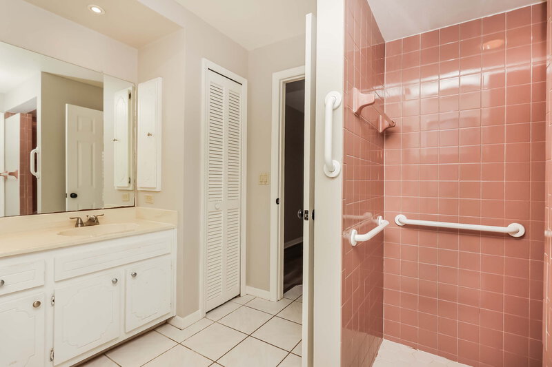 2,020/Mo, 1432 SE 17th Ter Cape Coral, FL 33990 Main Bathroom View