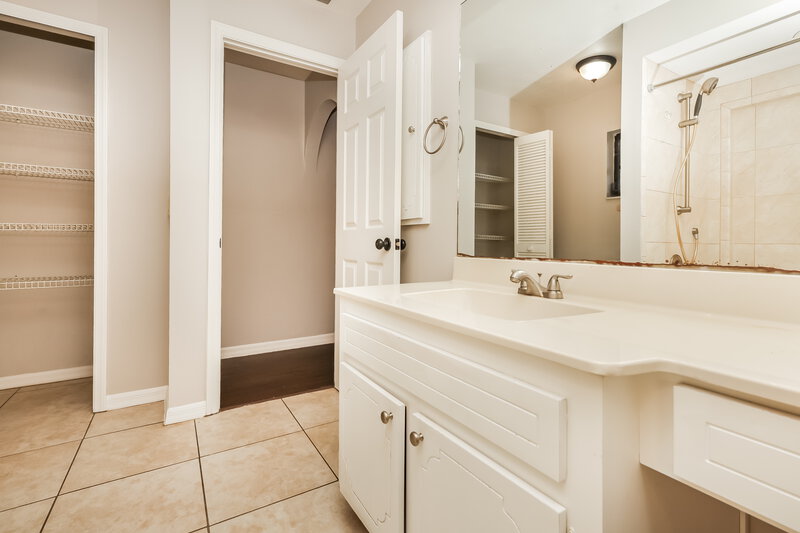 2,020/Mo, 1432 SE 17th Ter Cape Coral, FL 33990 Bathroom View