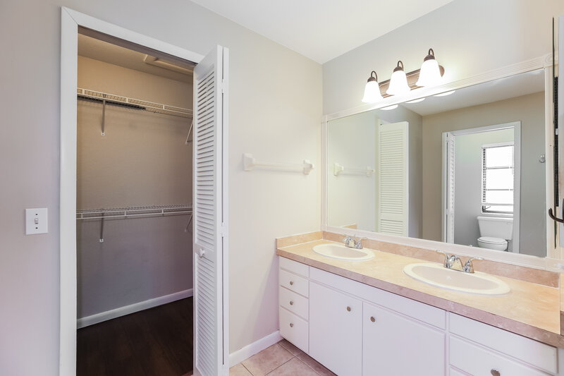 2,115/Mo, 1320 SE 2nd St Cape Coral, FL 33990 Main Bathroom View