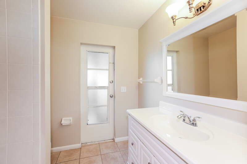2,115/Mo, 1320 SE 2nd St Cape Coral, FL 33990 Bathroom View