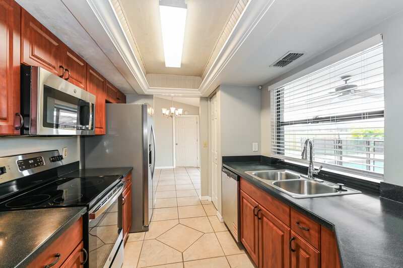 2,030/Mo, 3406 SW 6th Ave Cape Coral, FL 33914 Kitchen View